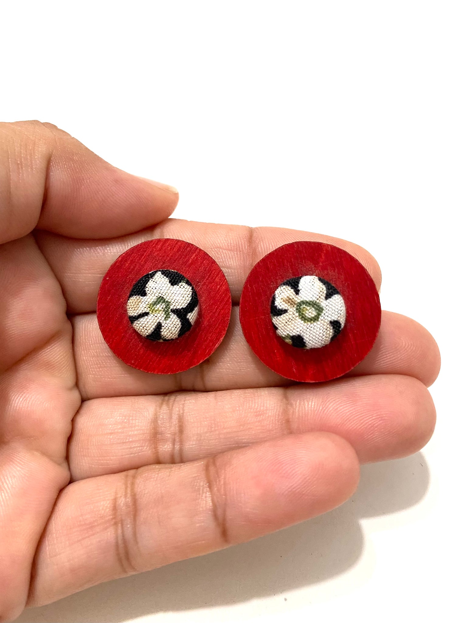 Ciclo Studs- Red - White Orchids