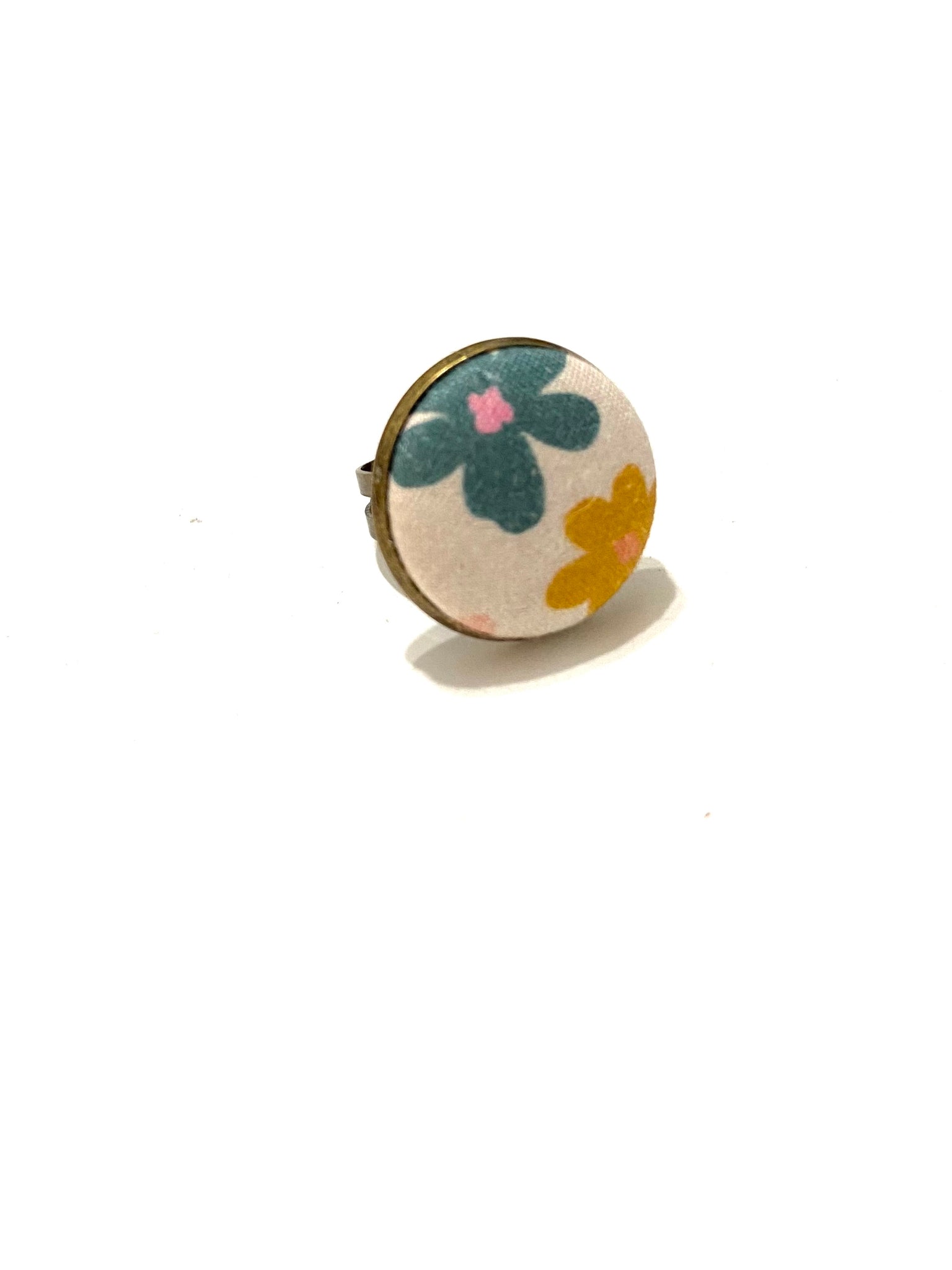 Brass Tone Ring- Cute Flowers