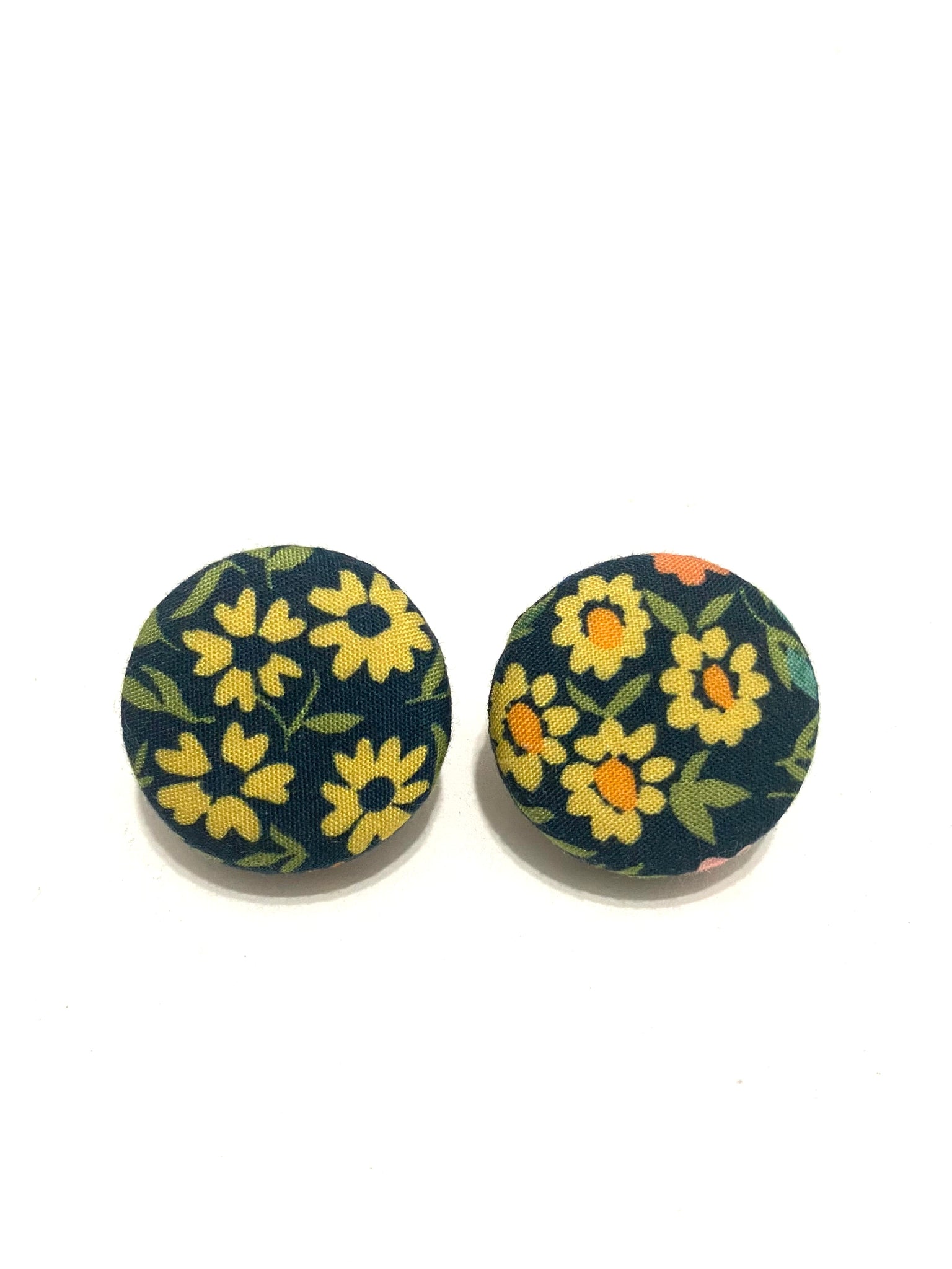 Medium Studs - Daisy Fields