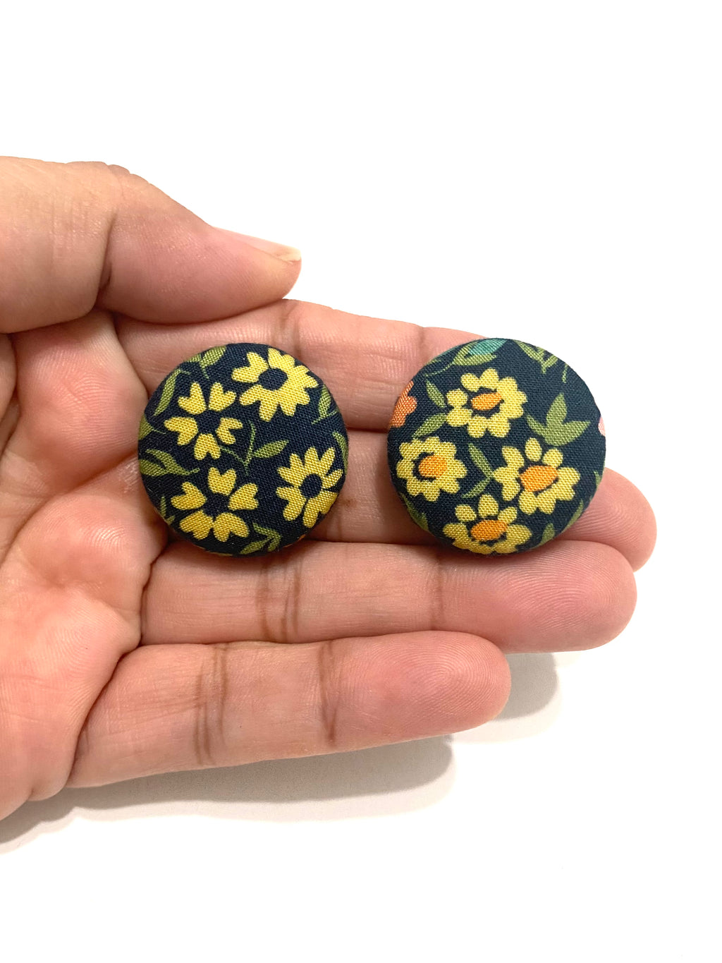 Medium Studs - Daisy Fields